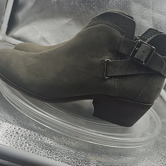 A Vince Camuto womens Olive Green ankle boots size 6W - Picture 3 of 15